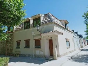 Colocación de dinteles de madera en ventanas de fachada,, tendido de revestimiento hidrofugo, recolocación tuberías, cajas de servicio y elementos de fachadas, pintura interior