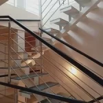 construcción escalera metálica en oficinas