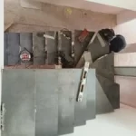 construcción escalera metálica en oficinas