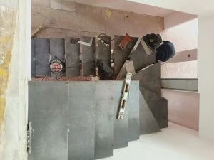 construcción escalera metálica en oficinas