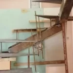 imagen construcción escalera metálica en oficinas plonyvel