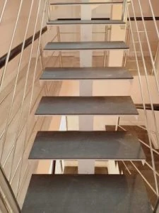 imagen plonyvel construcción escalera metálica en oficinas