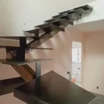 imagen plonyvel construcción escalera metálica en oficinas