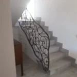 imagen plonyvel construcción escalera de fabrica con peldaños de madera