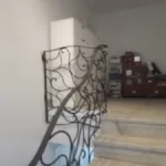 imagen construcción escalera de fabrica con peldaños de madera plonyvel