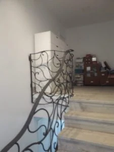 imagen construcción escalera de fabrica con peldaños de madera plonyvel