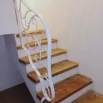 imagen plonyvel construcción escalera de fabrica con peldaños de madera